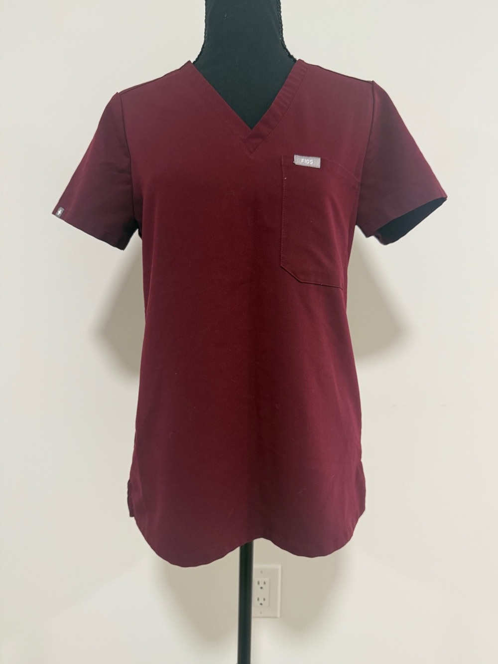 FIGS Catarina Technical Scrub XS Burgundy Red Wine V Neck 1 Pocket Wrinkle Free